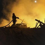 Une photo mise à disposition par l'administration militaire régionale de Khmelnytskyi montre des sauveteurs ukrainiens éteignant un incendie dans un entrepôt de déchets de maïs après un bombardement près de Starokostiantyniv, dans la région de Khm...